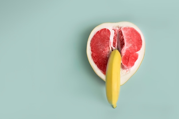 Banaan en grapefruit plat minimale compositie Een metafoor van seks, seksualiteit, vagina en penis