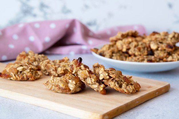 Banaan en havermoutkoekjes op het bord Zijaanzicht selectieve focus