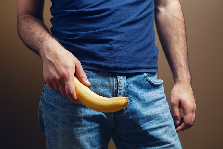Foto banaan mannelijke penis grootte concept op bruine achtergrond