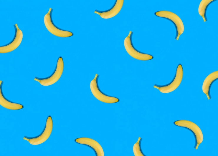 Foto banaan op de blauwe achtergrond. plat liggend. patroon. bovenaanzicht.