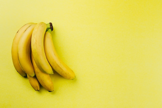 Banaan op de gele achtergrond. Bovenaanzicht, kopie ruimte