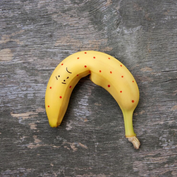 Banaan op de oude houten achtergrond. Het concept van veilige seks. Plat leggen. Bovenaanzicht.