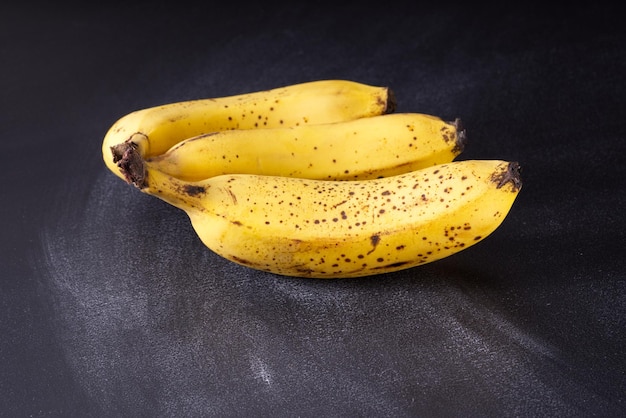 Banaan op de zwarte achtergrond