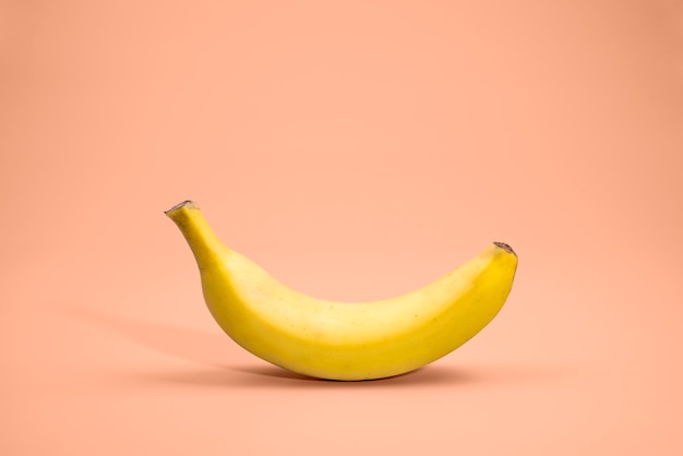 Banaan op een koraalachtergrond