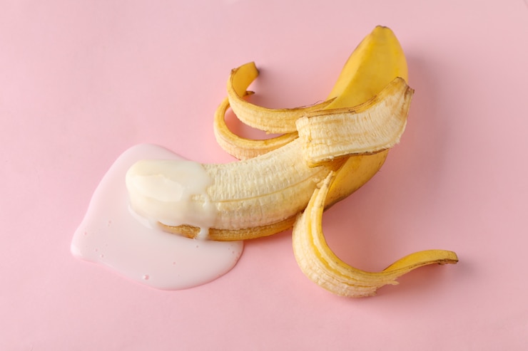 Foto banaan op roze tafel. vers erotisch fruit