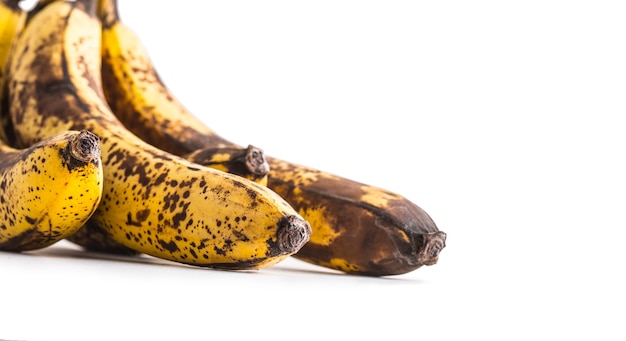 Banaan. over rijpe bananen geïsoleerd op wit met schaduwen.