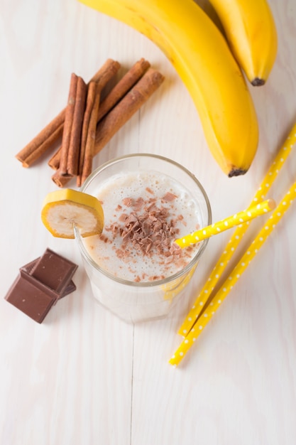 Banaan Smoothie op een houten tafel.