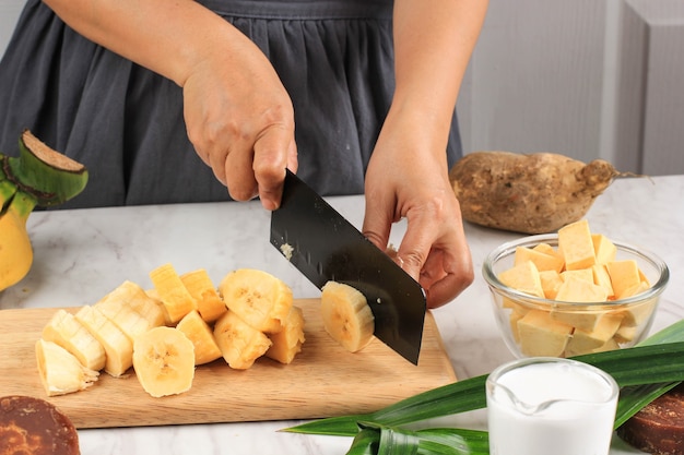 Banaan snijden Bereiding Banaan en zoete aardappelcompote maken Kolak Pisang Ubi