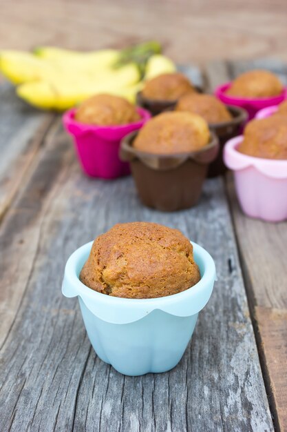 Banaancake in kleurrijke bakselpan.