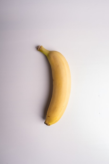 Banaanfruit op wit