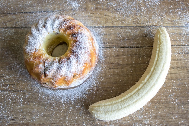 Banaanmuffin bestrooid met poedersuiker