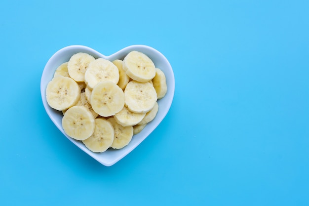 Banaanplakken op blauwe achtergrond.