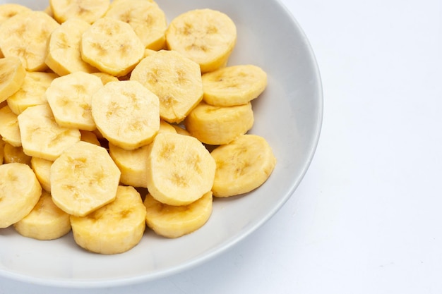 Banaanplakken op witte achtergrond worden geïsoleerd die