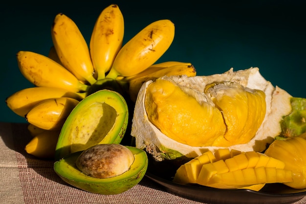 Banana avocado durian e mango sul tavolo sono tempo soleggiato