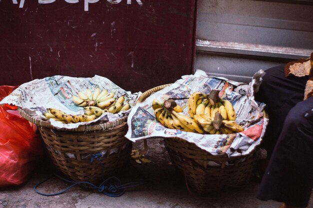 Photo banana in baskets at market for sale