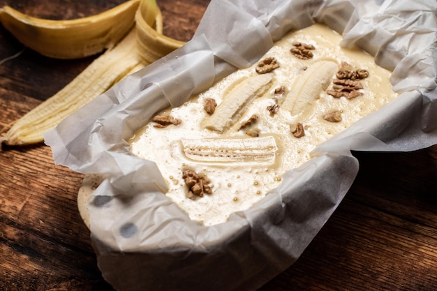 バナナブレッド料理ベジタリアン料理木製の背景にバナナとナッツのカップケーキ