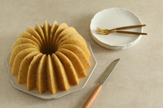 バナナバントブレッドケーキまたは焼きたてのボルピサンを白い皿に盛り付けます