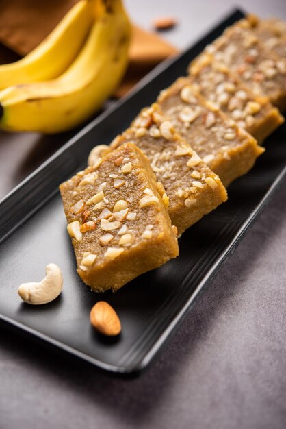 Banana Burfi of pakke kele ki barfi is een heerlijk Indiaas dessert gemaakt tijdens festivals en speciale gelegenheden