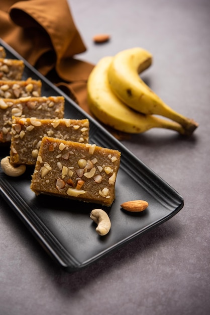 Banana Burfi of pakke kele ki barfi is een heerlijk Indiaas dessert gemaakt tijdens festivals en speciale gelegenheden