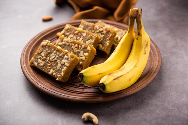 Banana Burfi of pakke kele ki barfi is een heerlijk Indiaas dessert gemaakt tijdens festivals en speciale gelegenheden