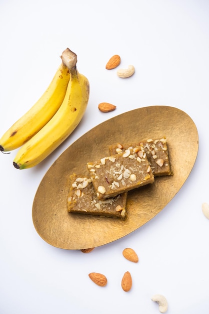 Banana Burfi of pakke kele ki barfi is een heerlijk Indiase dessert dat tijdens feesten en speciale gelegenheden wordt gemaakt