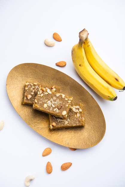 Banana Burfi 또는 pakke kele ki barfi는 축제와 특별한 경우에 만든 맛있는 인도 디저트입니다.