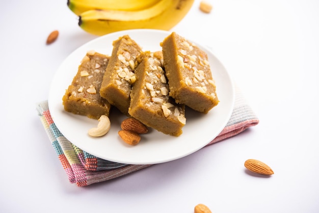 Banana Burfi 또는 pakke kele ki barfi는 축제와 특별한 경우에 만든 맛있는 인도 디저트입니다.