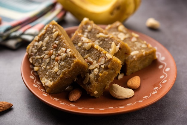 Banana Burfi 또는 pakke kele ki barfi는 축제와 특별한 경우에 만든 맛있는 인도 디저트입니다.