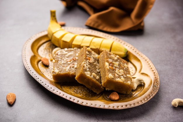 Banana Burfi 또는 pakke kele ki barfi는 축제와 특별한 경우에 만든 맛있는 인도 디저트입니다.