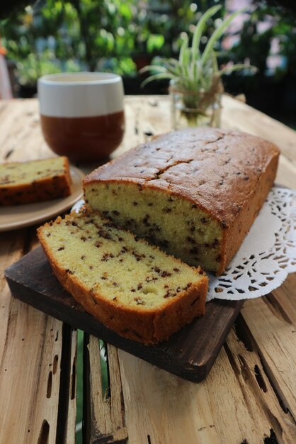 Foto torta alla banana servita su un vassoio di legno