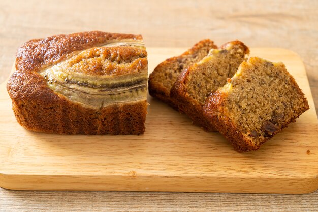 Torta di banana affettata su tavola di legno