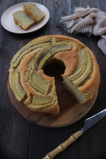 Foto torta alla banana ricoperta di fette di banana