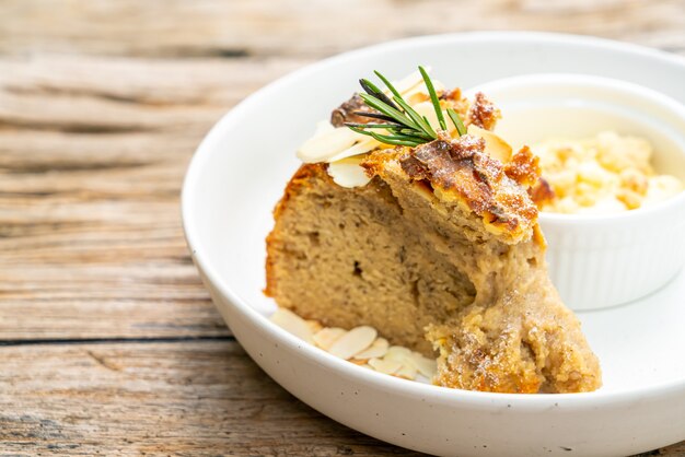 Torta di banane con crema di formaggio e crumble sul piatto