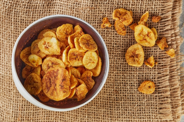 Chips di banana cibo sano, frutta secca e patatine di verdure sane, snack vegani sani di tela da imballaggio. lay piatto