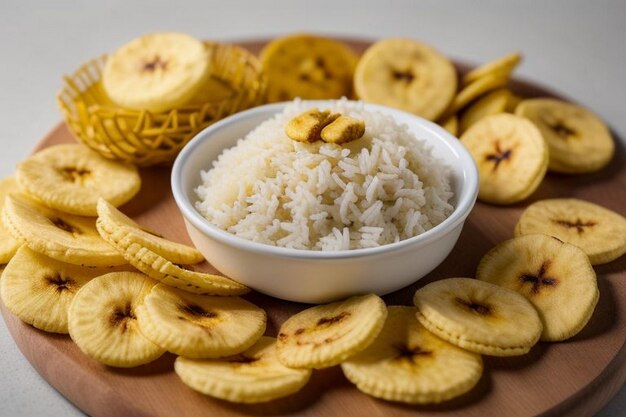 Foto banana chips in un piatto sul tavolo