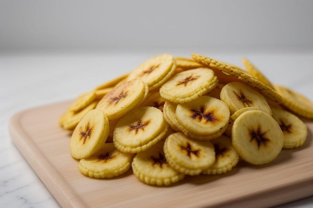 Photo banana chips in a plate on the table