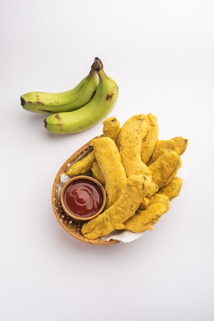 Banana Fritter of pakora of rauwe kela pakodaÃ‚Â of bajji geserveerd met chutney. Populaire snack uit Kerala, India of Indonesië. geserveerd met thee