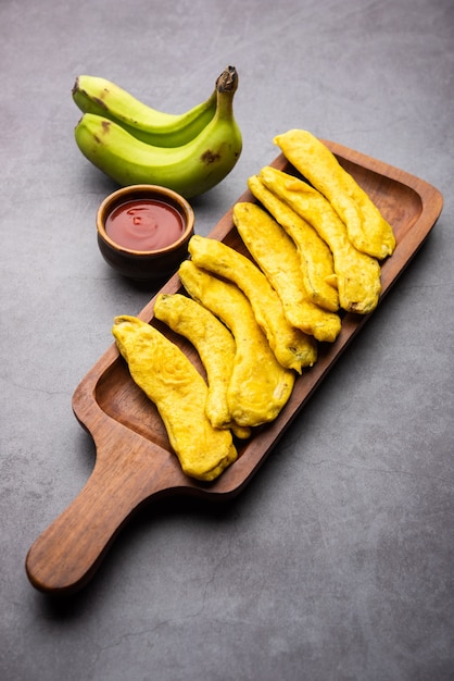 Banana Fritter of pakora of rauwe kela pakodaÃ‚Â of bajji geserveerd met chutney. Populaire snack uit Kerala, India of Indonesië. geserveerd met thee