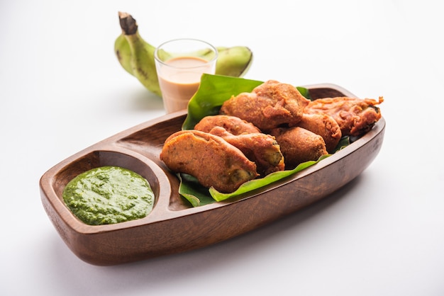 바나나 튀김 또는 파코라 또는 생 켈라 파코다 또는 바지가 처트니와 함께 제공됩니다. 케랄라, 인도 또는 인도네시아에서 인기 있는 간식. 차와 함께 제공