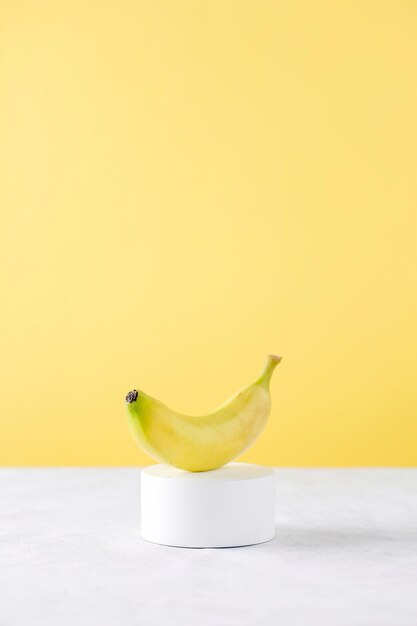 Photo banana fruit against yellow background