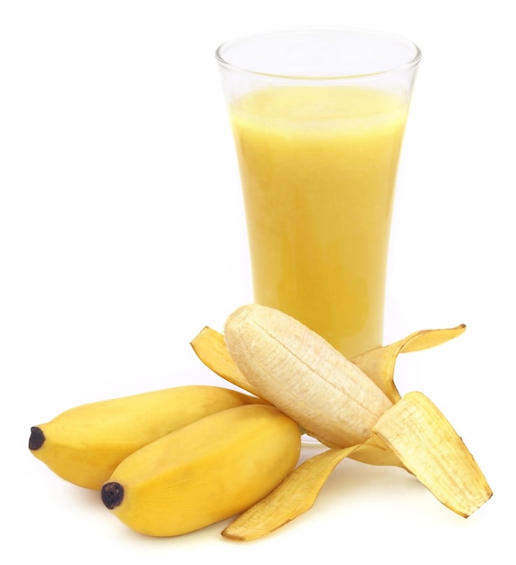 白い背景の上の新鮮な果物とバナナジュース