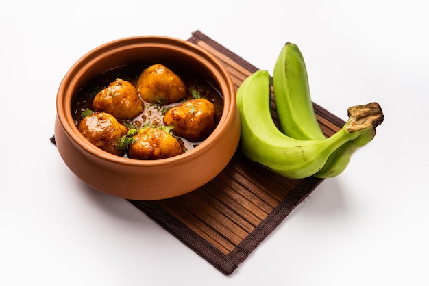 バナナ・コフタ・カリー (Banana Kofta Curry) はインドではカッチ・ケレ・ケ・コフテ (Kachche Kele Ke Kofte) とも呼ばれています