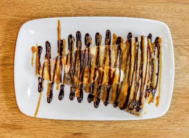 Banana Nutella Crepe Dessert met chocolade en caramel saus