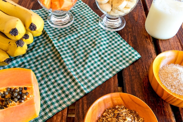 오트밀과 그래놀라를 곁들인 바나나와 파파야 스무디 건강한 아침 식사 스무디.