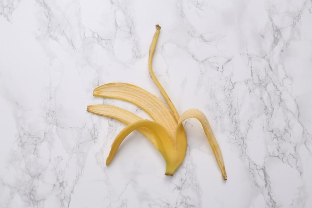 Foto buccia di banana sulla superficie di marmo