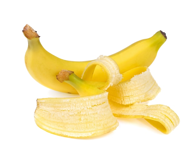 Изолят очищенный от кожуры банана на белом фоне
