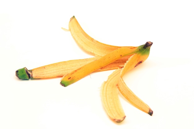 バナナは白い背景に剥がれます。