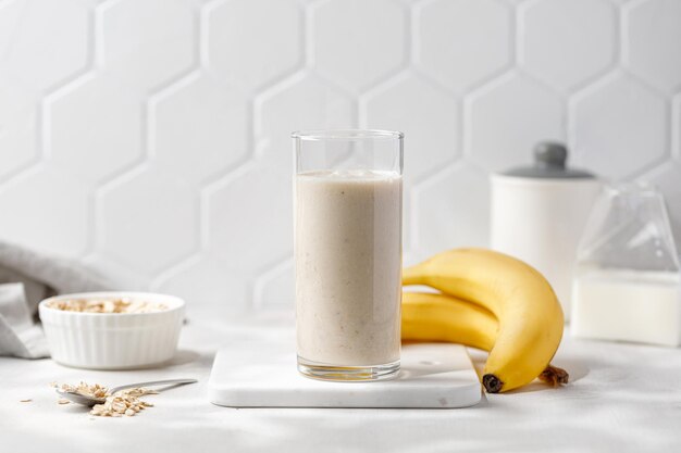 Photo banana smoothie milkshake with banana and oatmeal healthy breakfast