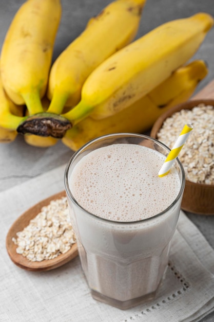 Frullato di banana con latte, banana e farina d'avena.