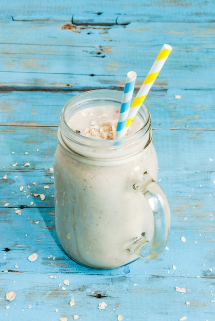 Banana smoothie with oatmeal